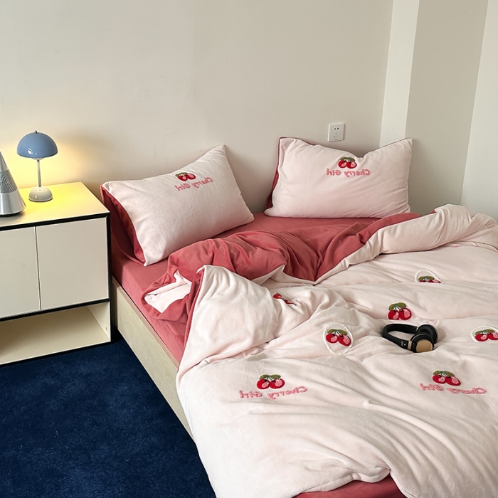 91家纺网 家纺一手货源 找家纺 时年家纺 2023新款高克重牛奶绒立体毛巾绣四件套 充值会员优惠5元 樱桃