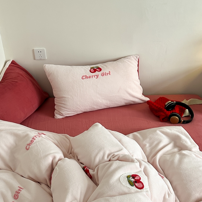 91家纺网 家纺一手货源 找家纺 时年家纺 2023新款高克重牛奶绒立体毛巾绣四件套 充值会员优惠5元 樱桃