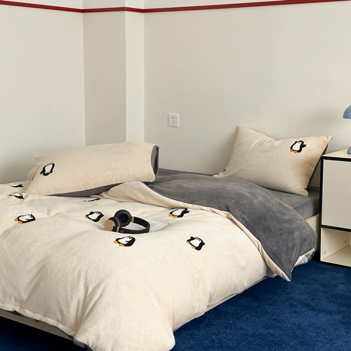 91家纺网 家纺一手货源 找家纺 时年家纺 2023新款高克重牛奶绒立体毛巾绣四件套 充值会员优惠5元 顽皮企鹅