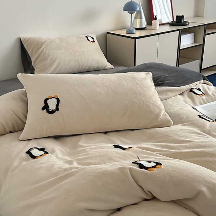 91家纺网 家纺一手货源 找家纺 时年家纺 2023新款高克重牛奶绒立体毛巾绣四件套 充值会员优惠5元 顽皮企鹅