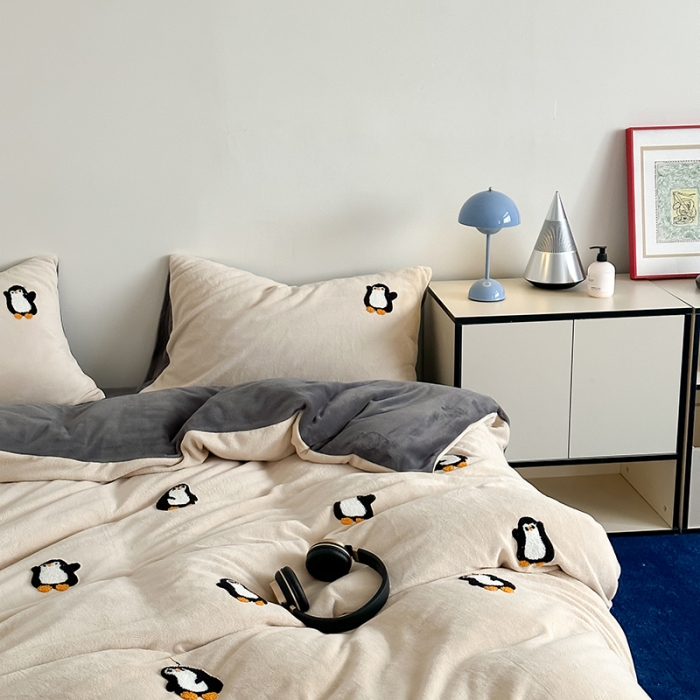 91家纺网 家纺一手货源 找家纺 时年家纺 2023新款高克重牛奶绒立体毛巾绣四件套 充值会员优惠5元 顽皮企鹅