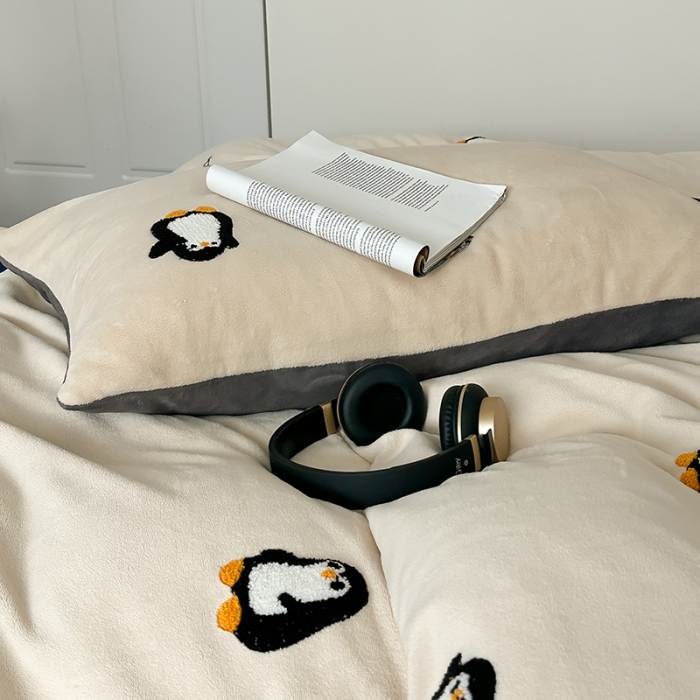 91家纺网 家纺一手货源 找家纺 时年家纺 2023新款高克重牛奶绒立体毛巾绣四件套 充值会员优惠5元 顽皮企鹅