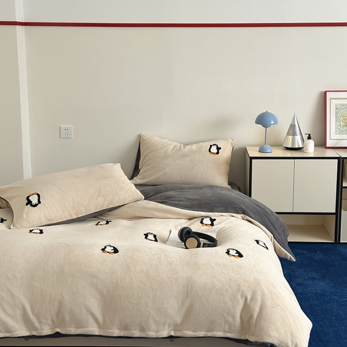 91家纺网 家纺一手货源 找家纺 时年家纺 2023新款高克重牛奶绒立体毛巾绣四件套 充值会员优惠5元 顽皮企鹅