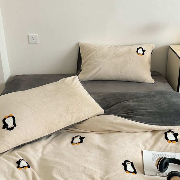 91家纺网 家纺一手货源 找家纺 时年家纺 2023新款高克重牛奶绒立体毛巾绣四件套 充值会员优惠5元 顽皮企鹅