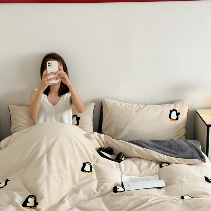 91家纺网 家纺一手货源 找家纺 时年家纺 2023新款高克重牛奶绒立体毛巾绣四件套 充值会员优惠5元 顽皮企鹅