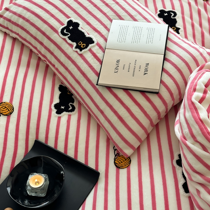 91家纺网 家纺一手货源 找家纺 时年家纺 2023新款高克重牛奶绒立体毛巾绣四件套 充值会员优惠5元 条纹猫咪