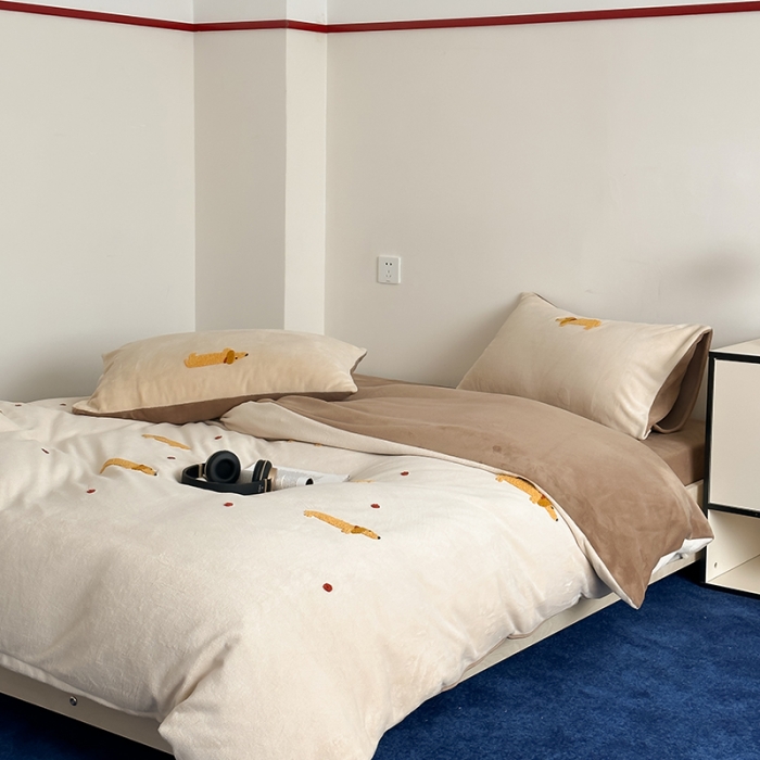 91家纺网 家纺一手货源 找家纺 时年家纺 2023新款高克重牛奶绒立体毛巾绣四件套 充值会员优惠5元 腊肠狗狗