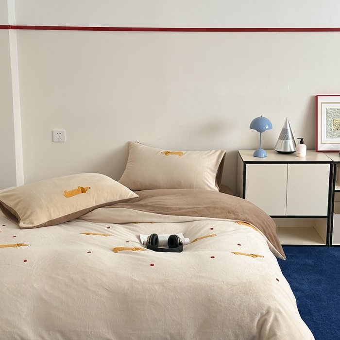 91家纺网 家纺一手货源 找家纺 时年家纺 2023新款高克重牛奶绒立体毛巾绣四件套 充值会员优惠5元 腊肠狗狗