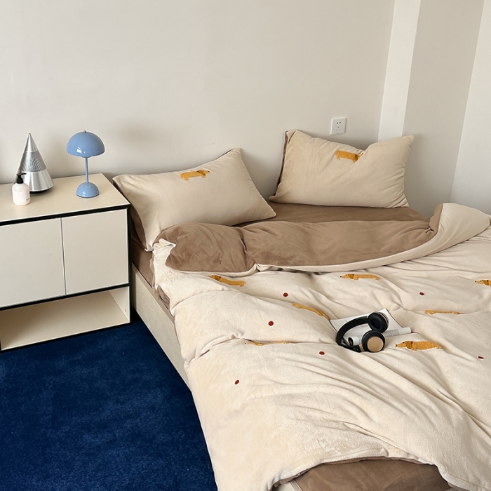 91家纺网 家纺一手货源 找家纺 时年家纺 2023新款高克重牛奶绒立体毛巾绣四件套 充值会员优惠5元 腊肠狗狗