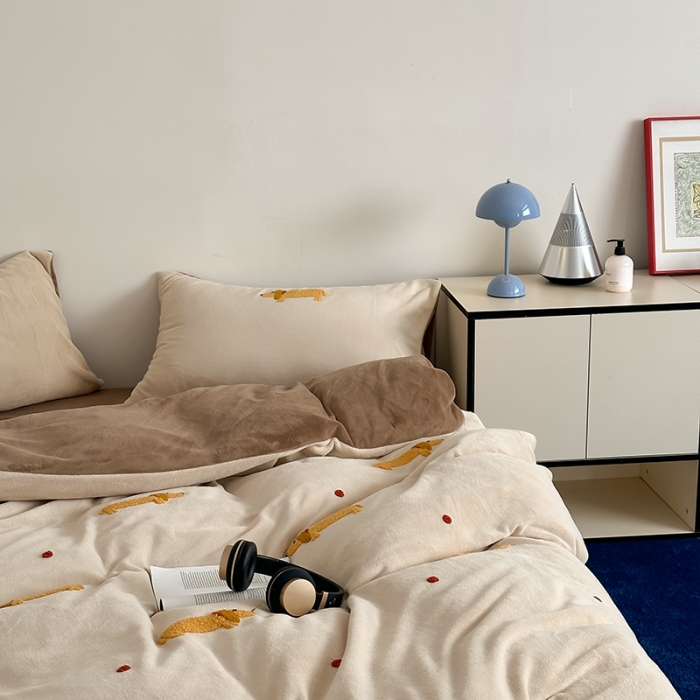 91家纺网 家纺一手货源 找家纺 时年家纺 2023新款高克重牛奶绒立体毛巾绣四件套 充值会员优惠5元 腊肠狗狗