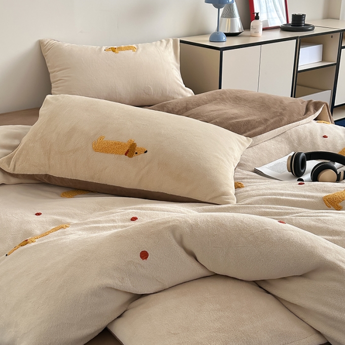 91家纺网 家纺一手货源 找家纺 时年家纺 2023新款高克重牛奶绒立体毛巾绣四件套 充值会员优惠5元 腊肠狗狗