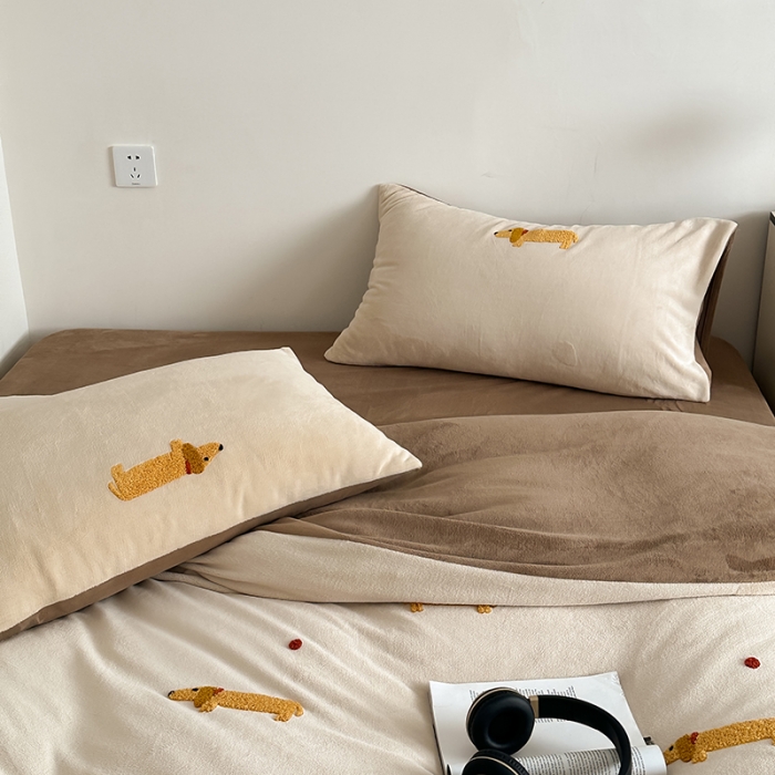 91家纺网 家纺一手货源 找家纺 时年家纺 2023新款高克重牛奶绒立体毛巾绣四件套 充值会员优惠5元 腊肠狗狗