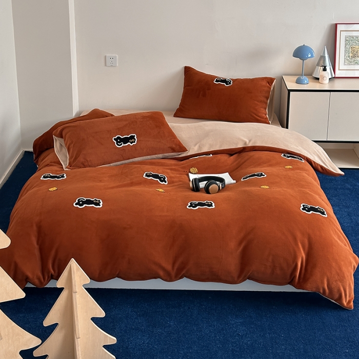 91家纺网 家纺一手货源 找家纺 时年家纺 2023新款高克重牛奶绒立体毛巾绣四件套 充值会员优惠5元 焦糖猫咪