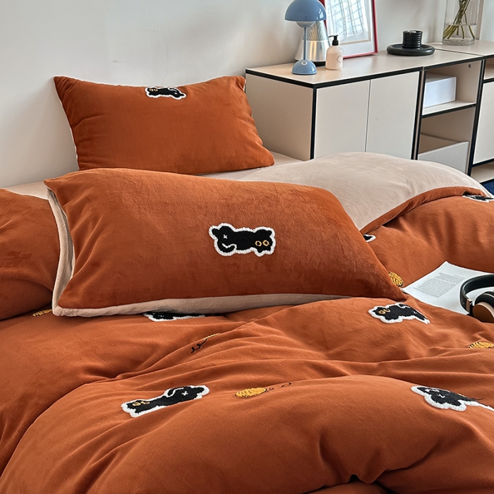 91家纺网 家纺一手货源 找家纺 时年家纺 2023新款高克重牛奶绒立体毛巾绣四件套 充值会员优惠5元 焦糖猫咪