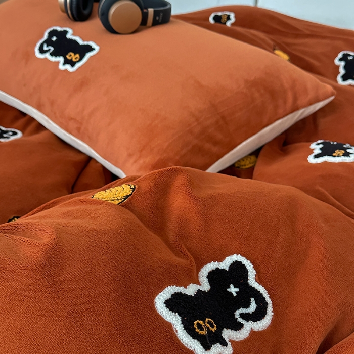 91家纺网 家纺一手货源 找家纺 时年家纺 2023新款高克重牛奶绒立体毛巾绣四件套 充值会员优惠5元 焦糖猫咪