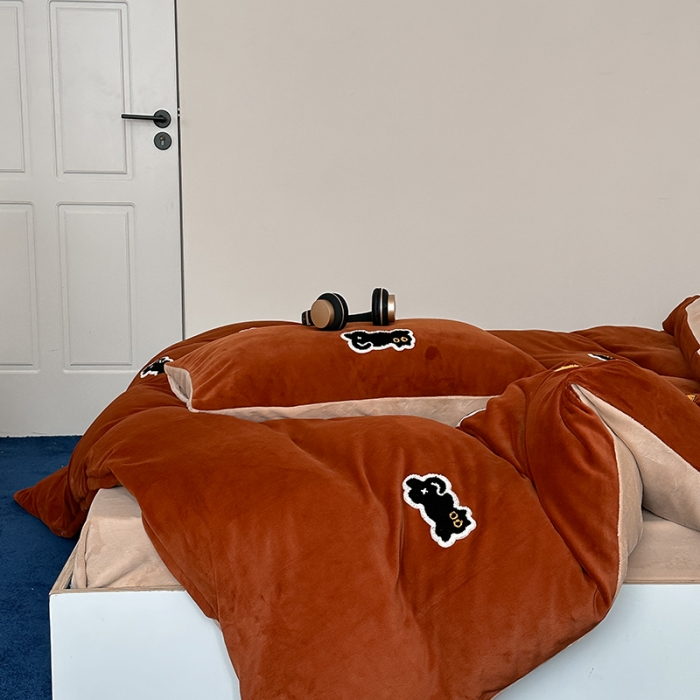 91家纺网 家纺一手货源 找家纺 时年家纺 2023新款高克重牛奶绒立体毛巾绣四件套 充值会员优惠5元 焦糖猫咪