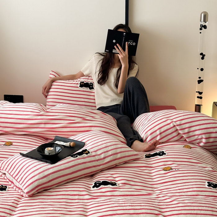 91家纺网 家纺一手货源 找家纺 时年家纺 2023新款高克重牛奶绒立体毛巾绣四件套 充值会员优惠5元 条纹猫咪