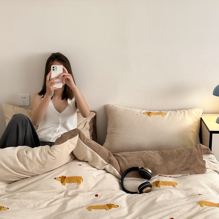 91家纺网 家纺一手货源 找家纺 时年家纺 2023新款高克重牛奶绒立体毛巾绣四件套 充值会员优惠5元 腊肠狗狗