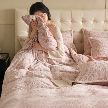 91家纺网 家纺一手货源 找家纺 玉宇阁 2023新款高克重全消光双色提花雕花牛奶绒四件套--落日不渝 落日不渝-粉