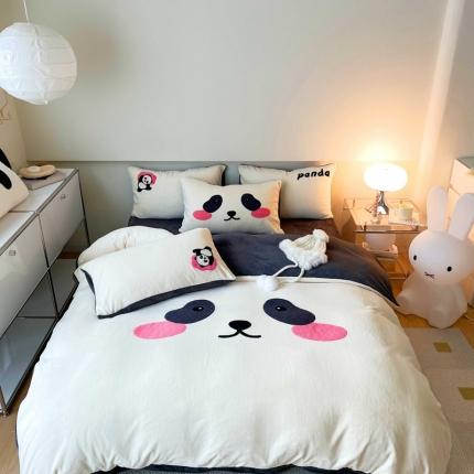 91家纺网 家纺一手货源 找家纺 眠屿家纺 2023新款加厚高克重牛奶绒单边四件套 呆萌熊猫-棕灰