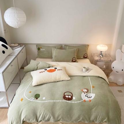 91家纺网 家纺一手货源 找家纺 眠屿家纺 2023新款加厚高克重牛奶绒单边四件套 快乐鸭鸭