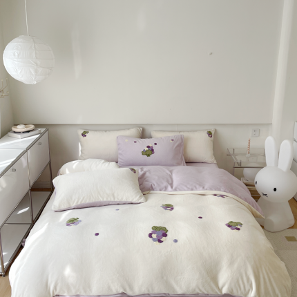 91家纺网 家纺一手货源 找家纺 眠屿家纺 2023新款加厚高克重牛奶绒单边四件套 紫葡萄