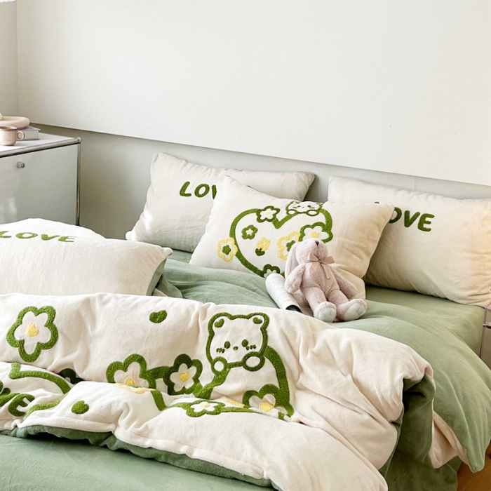 91家纺网 家纺一手货源 找家纺 眠屿家纺 2023新款加厚高克重牛奶绒单边四件套 爱心小熊