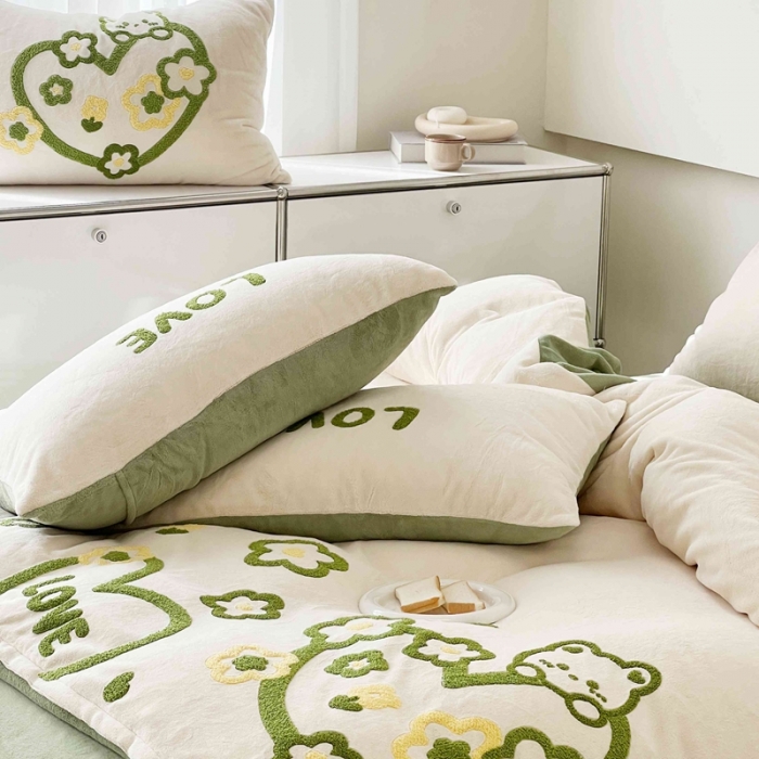 91家纺网 家纺一手货源 找家纺 眠屿家纺 2023新款加厚高克重牛奶绒单边四件套 爱心小熊