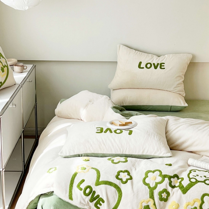 91家纺网 家纺一手货源 找家纺 眠屿家纺 2023新款加厚高克重牛奶绒单边四件套 爱心小熊