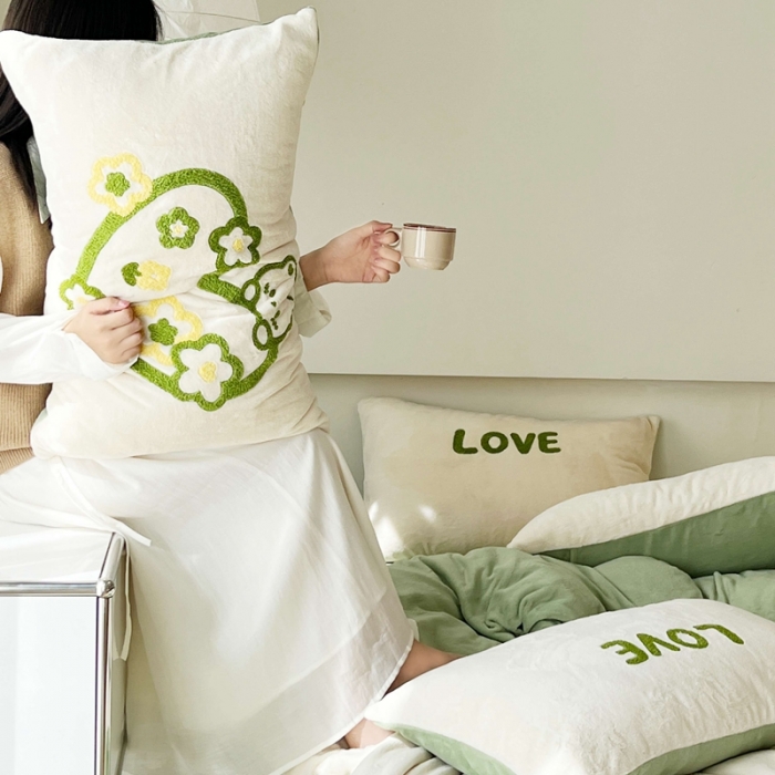 91家纺网 家纺一手货源 找家纺 眠屿家纺 2023新款加厚高克重牛奶绒单边四件套 爱心小熊