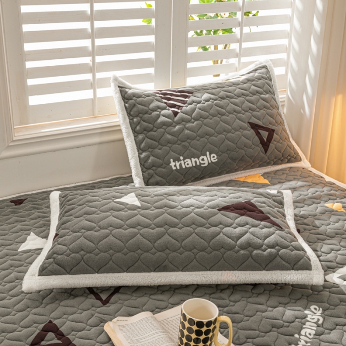 91家纺网 家纺一手货源 找家纺 米柳家纺 2023新款牛奶绒床垫床护垫薄款秋冬保暖床垫床褥子 奇妙三角