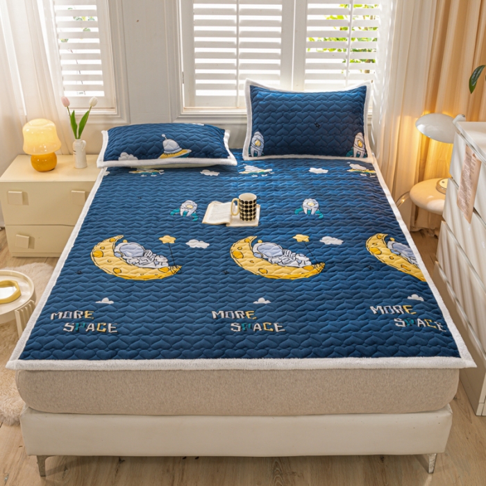 91家纺网 家纺一手货源 找家纺 米柳家纺 2023新款牛奶绒床垫床护垫薄款秋冬保暖床垫床褥子 宇航员