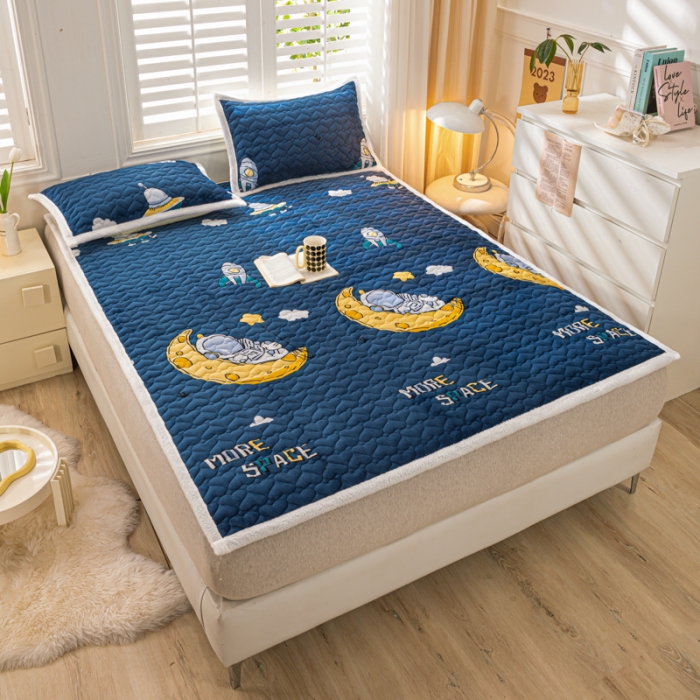 91家纺网 家纺一手货源 找家纺 米柳家纺 2023新款牛奶绒床垫床护垫薄款秋冬保暖床垫床褥子 宇航员