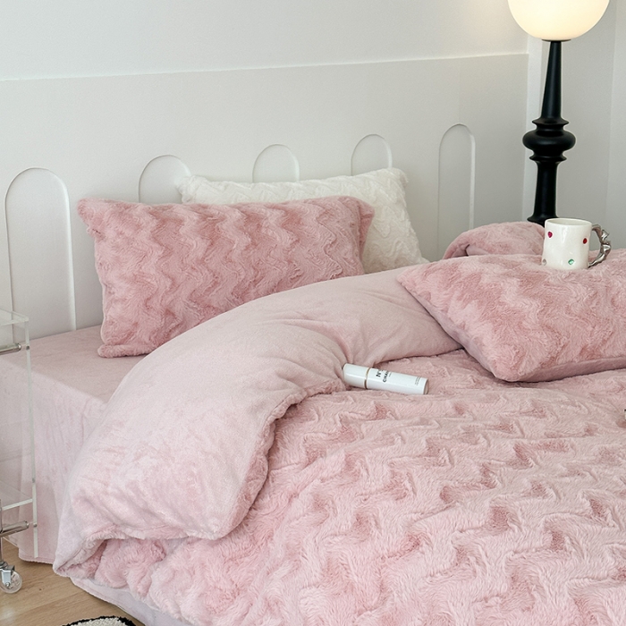 91家纺网 家纺一手货源 找家纺 昔可家纺 2023新款ins风纯色兔兔绒兔毛四件套 粉波纹