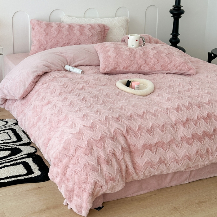 91家纺网 家纺一手货源 找家纺 昔可家纺 2023新款ins风纯色兔兔绒兔毛四件套 粉波纹