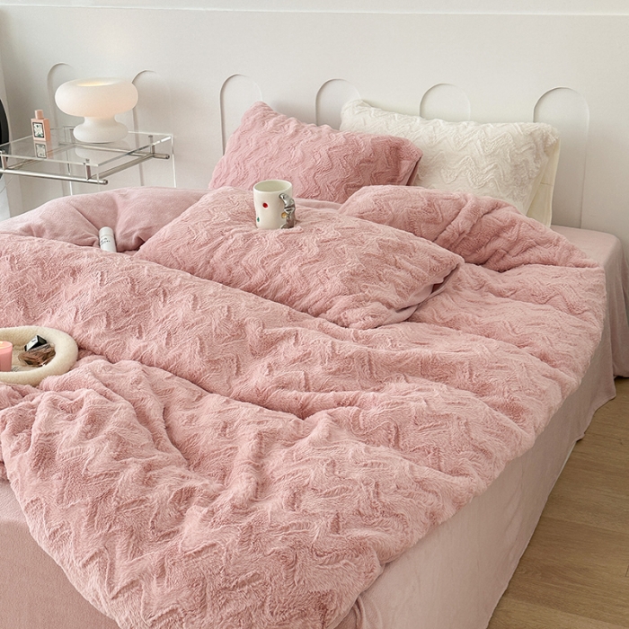 91家纺网 家纺一手货源 找家纺 昔可家纺 2023新款ins风纯色兔兔绒兔毛四件套 粉波纹