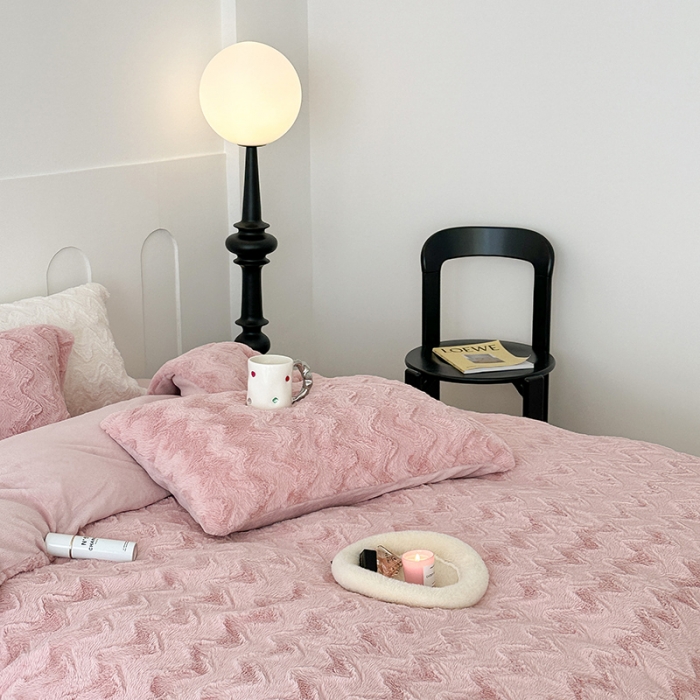 91家纺网 家纺一手货源 找家纺 昔可家纺 2023新款ins风纯色兔兔绒兔毛四件套 粉波纹