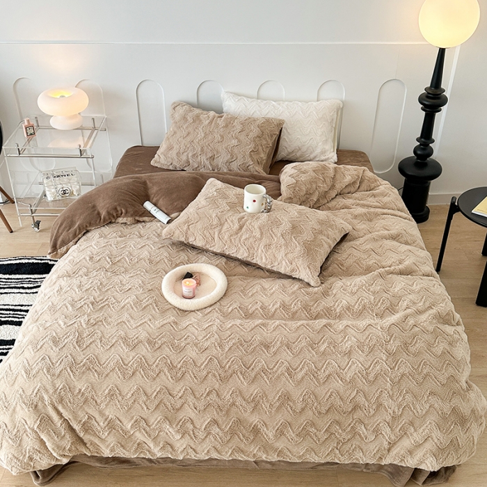 91家纺网 家纺一手货源 找家纺 昔可家纺 2023新款ins风纯色兔兔绒兔毛四件套 咖色波纹