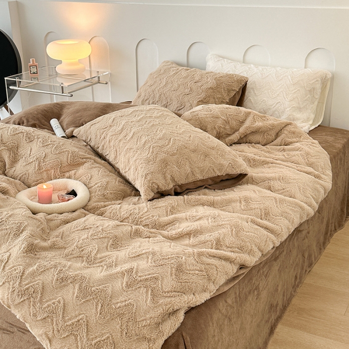 91家纺网 家纺一手货源 找家纺 昔可家纺 2023新款ins风纯色兔兔绒兔毛四件套 咖色波纹