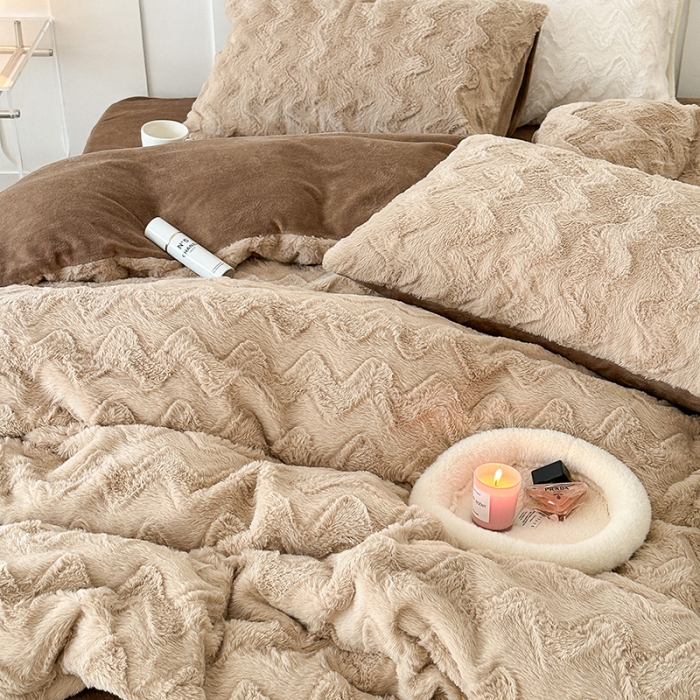 91家纺网 家纺一手货源 找家纺 昔可家纺 2023新款ins风纯色兔兔绒兔毛四件套 咖色波纹