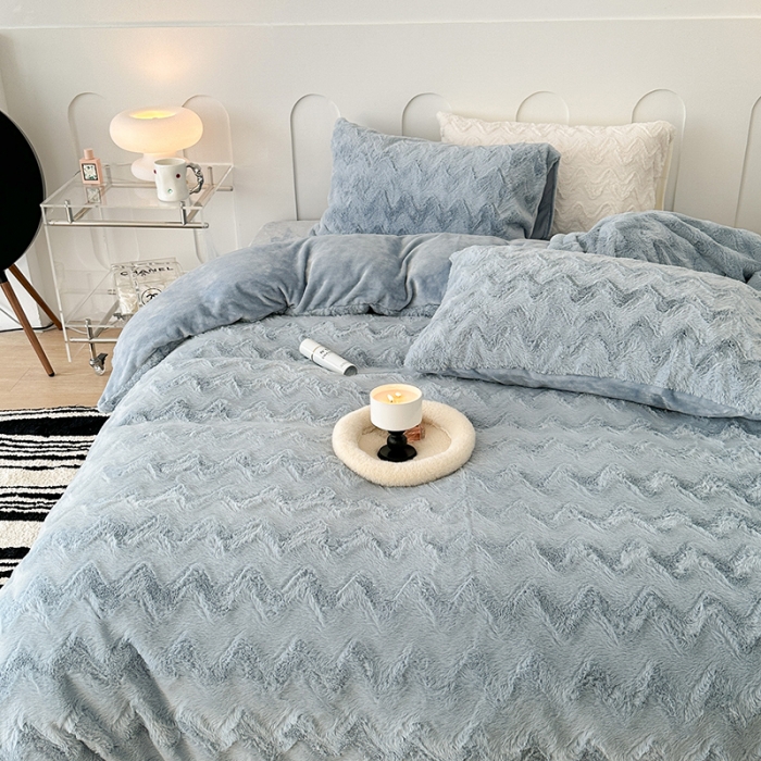 91家纺网 家纺一手货源 找家纺 昔可家纺 2023新款ins风纯色兔兔绒兔毛四件套 蓝波纹