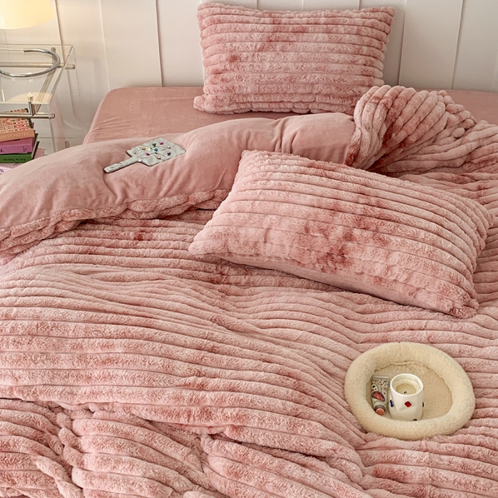 91家纺网 家纺一手货源 找家纺 昔可家纺 2023新款ins风纯色兔兔绒兔毛四件套 粉色扎染