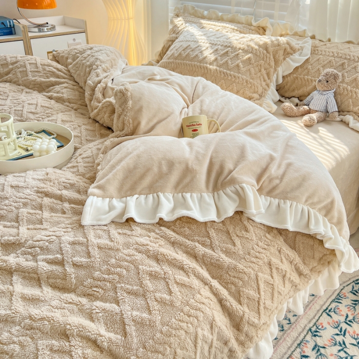 91家纺网 家纺一手货源 找家纺 （总）艾咪 新款高克重加厚塔芙绒牛奶绒四件套三件套-花边款