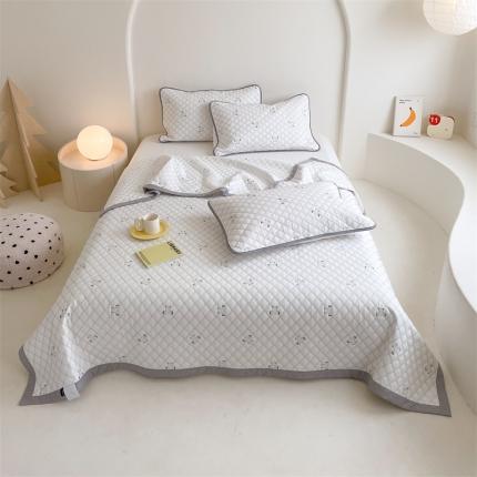 91家纺网 家纺一手货源 找家纺 总漫调家纺 2023新款A类双面全棉夹棉绗缝刺绣多功能床盖-格子小熊