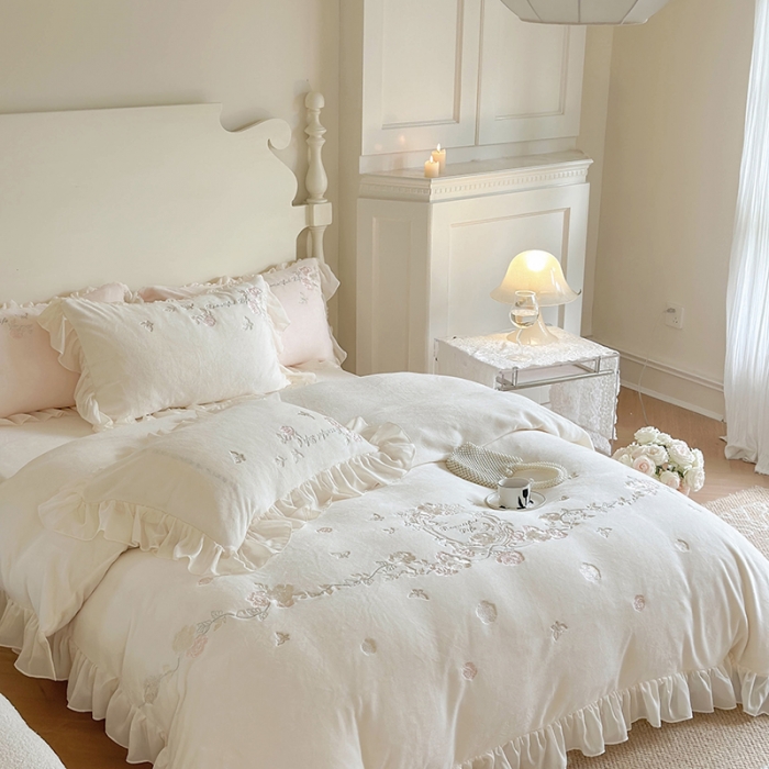 91家纺网 家纺一手货源 找家纺 MIU缪家居 2023新款亲肤舒适高克重加厚牛奶绒四件套-浪漫主义 白