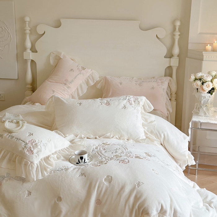 91家纺网 家纺一手货源 找家纺 MIU缪家居 2023新款亲肤舒适高克重加厚牛奶绒四件套-浪漫主义 白