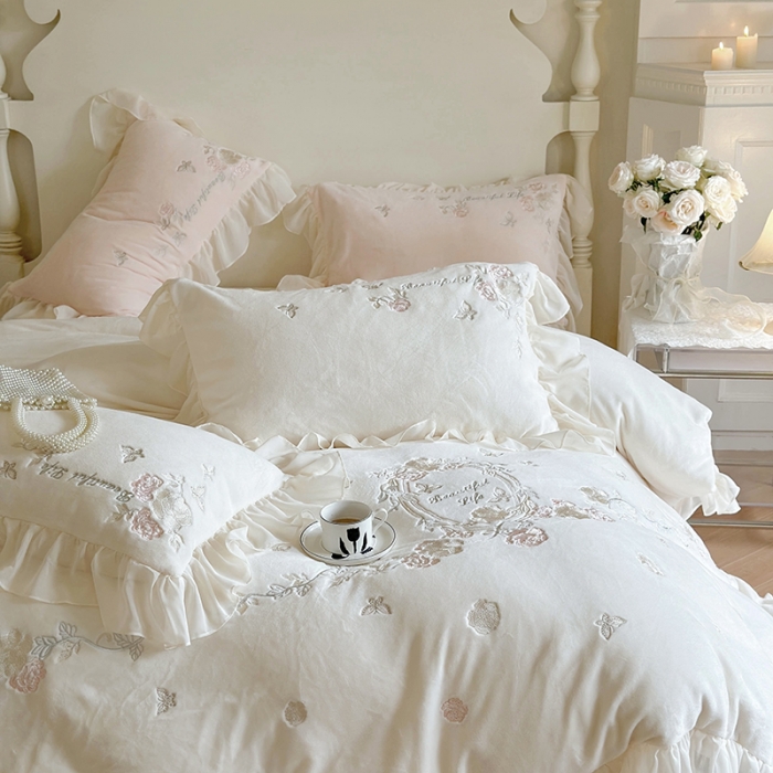 91家纺网 家纺一手货源 找家纺 MIU缪家居 2023新款亲肤舒适高克重加厚牛奶绒四件套-浪漫主义 白