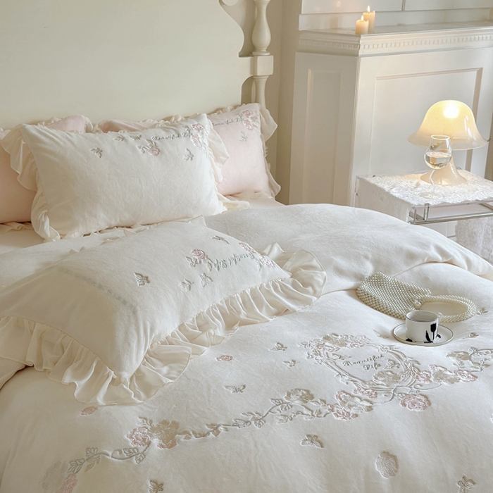 91家纺网 家纺一手货源 找家纺 MIU缪家居 2023新款亲肤舒适高克重加厚牛奶绒四件套-浪漫主义 白