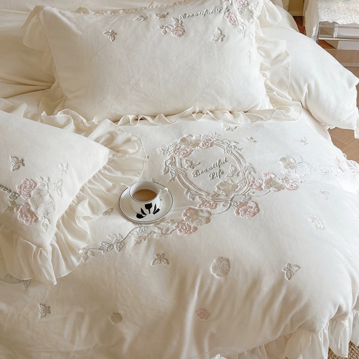 91家纺网 家纺一手货源 找家纺 MIU缪家居 2023新款亲肤舒适高克重加厚牛奶绒四件套-浪漫主义 白