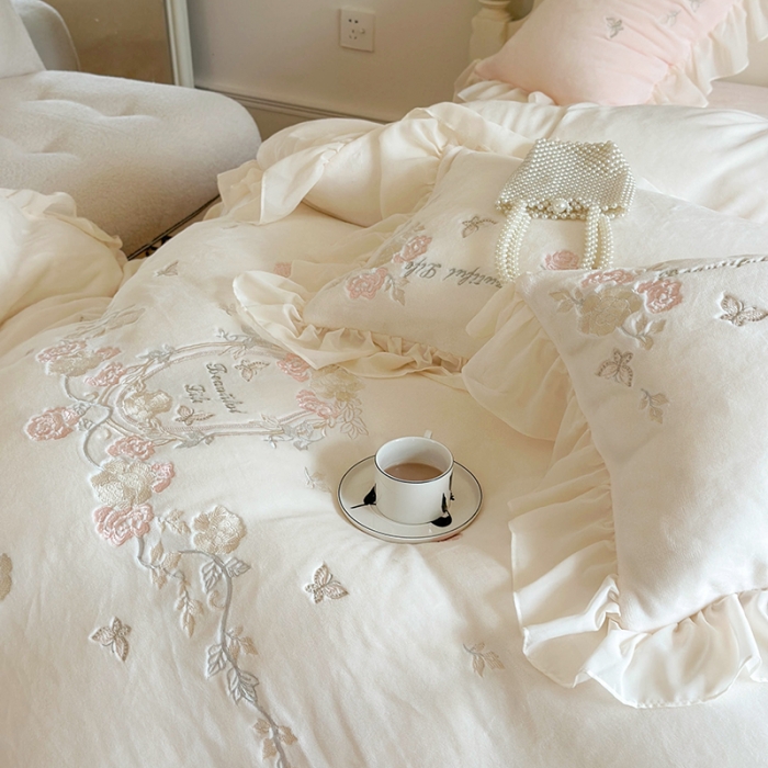 91家纺网 家纺一手货源 找家纺 MIU缪家居 2023新款亲肤舒适高克重加厚牛奶绒四件套-浪漫主义 白